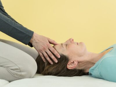 Shiatsu Behandlung am Kopf